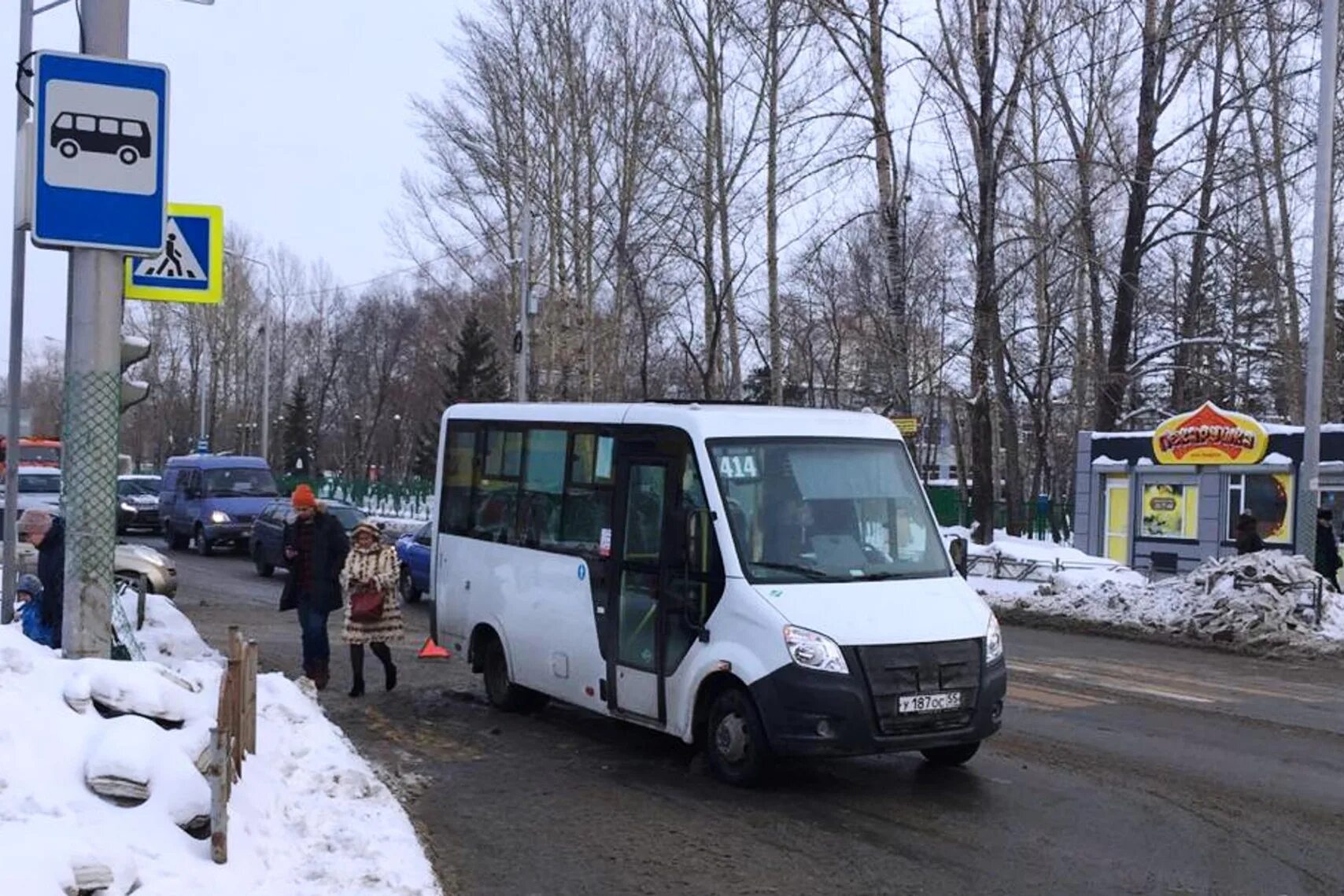 Северная маршрутка. Остановка 24 северная омск. девочку сбил автобус омск. омск сбил микроавтобус.
