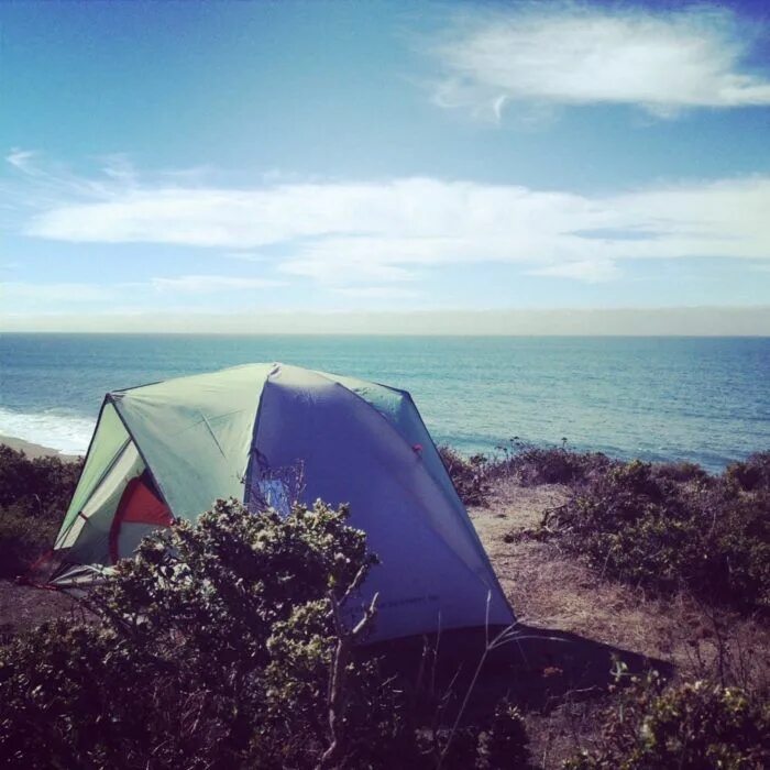 Camp right. Кемпинг Калифорния. Кемпинг в тропиках Эстетика. Палатка Малибу Бич. Тосканский кемпинг у моря.