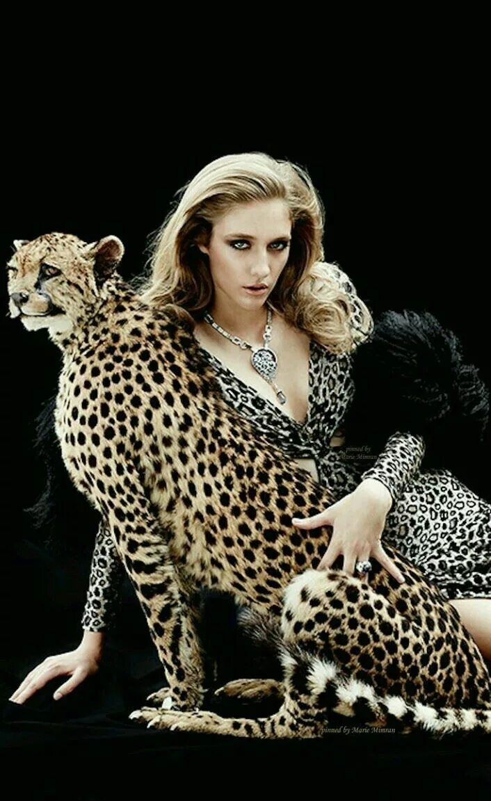 Animal fashion. Одежда в стиле леопард. Роберто кавалли платье леопард. Анимализм стиль одежды. Круэлла с далматином.