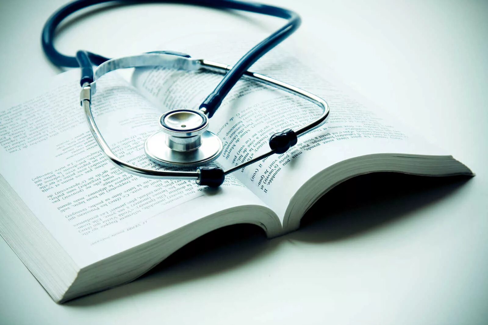 Здоровье и образование. Медицина картинки. Книги и фонендоскоп. Медицинские книги. Книги про медицину.