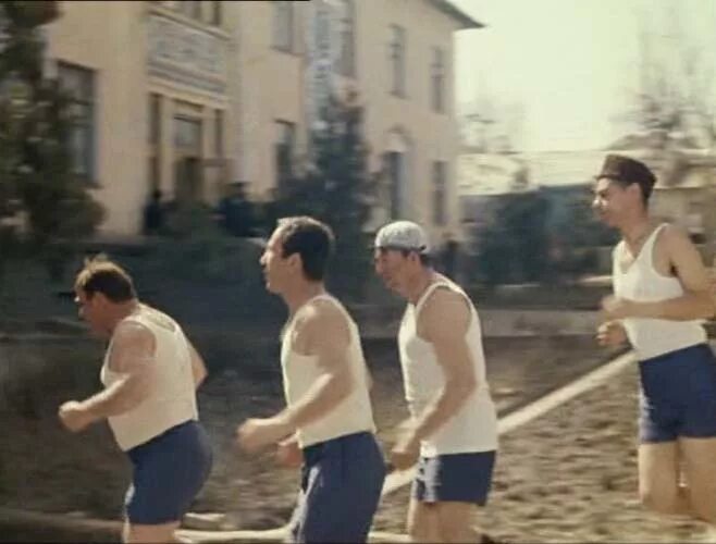 парень бегает. куда бежит сама не знает в степи. куда бежите видео. физкульт привет джентльмены удачи. куда бежите видео.