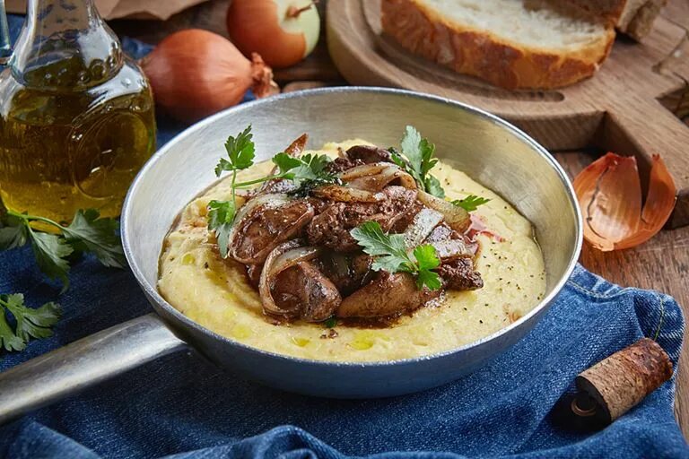 Мясо по венециански. Куриная печень по венециански. Куриная печень по венециански. Fegato alla veneziana (печень венецианский). Печень по венециански.