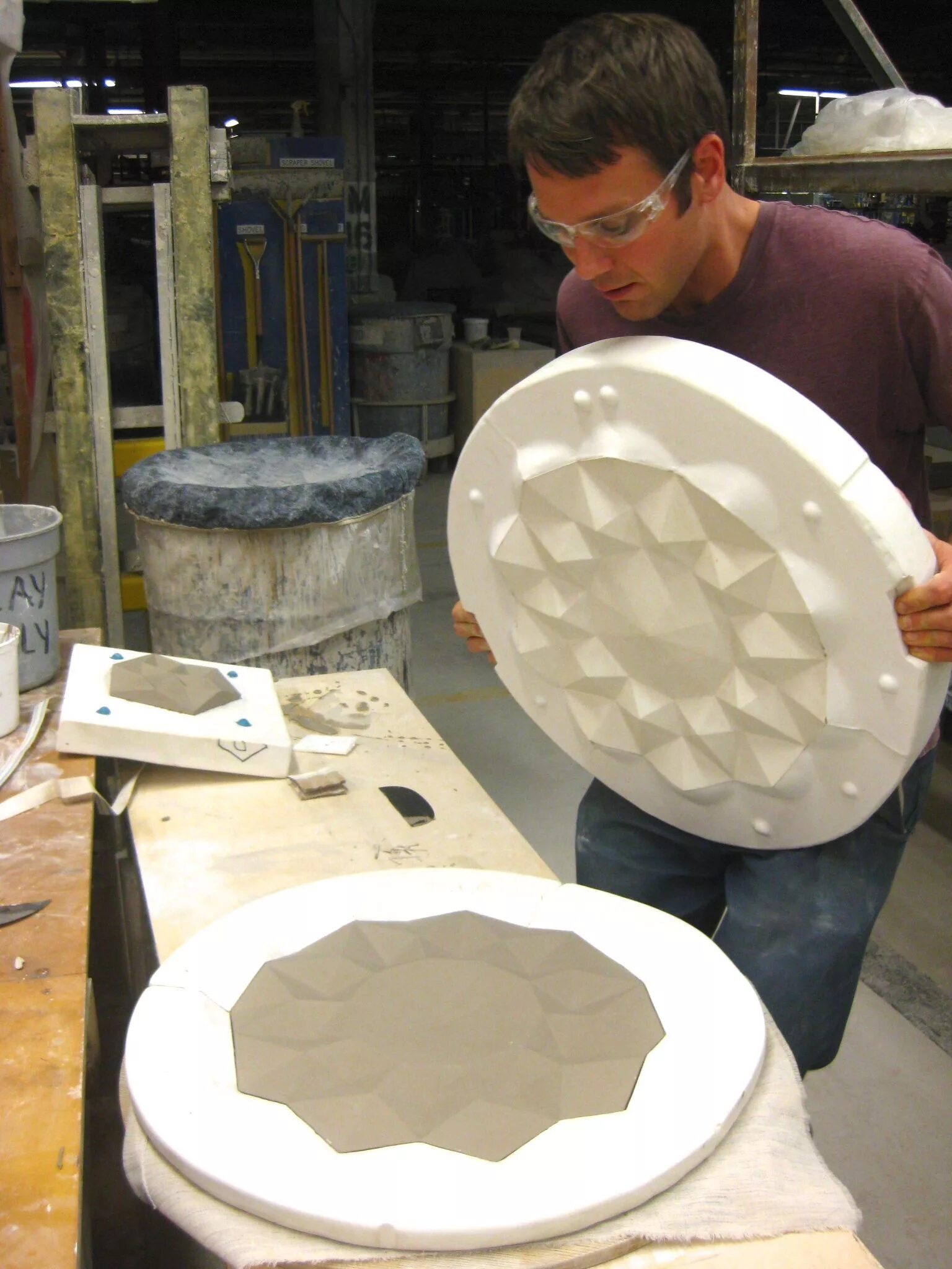 Шликерное литьё керамики технология. Шликерное литье в гипсовые формы. Формы для заливки гипса. Шликерное литье в гипсовые формы. Формы для литья из гипса.