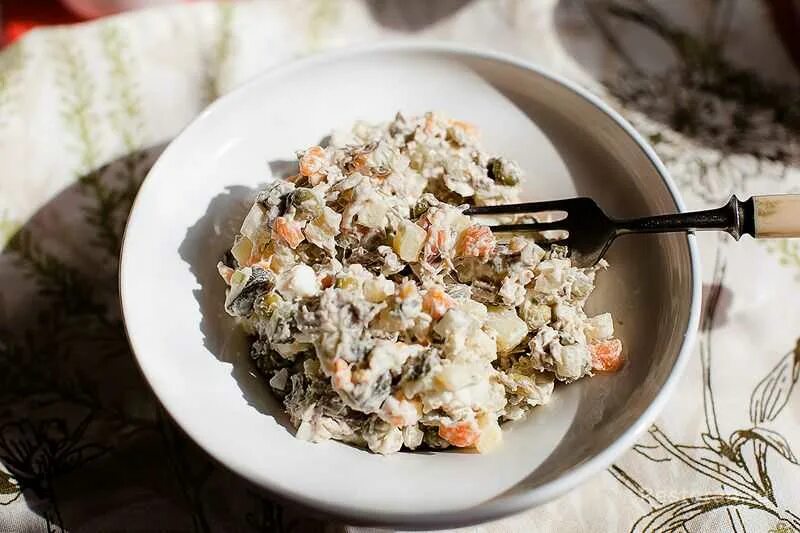 Салат столичный. Салат столичный с куриной грудкой. Оливье с говядиной. Оливье с рябчиками. Оливье классика.