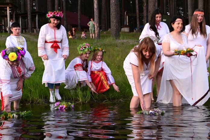 Фотосессия в стиле ивана купала. Можно ли шить на ивана купала. Ивана купала праздник ночью. Калининград фестиваль у моря 2021 купала. Купальская ночь.