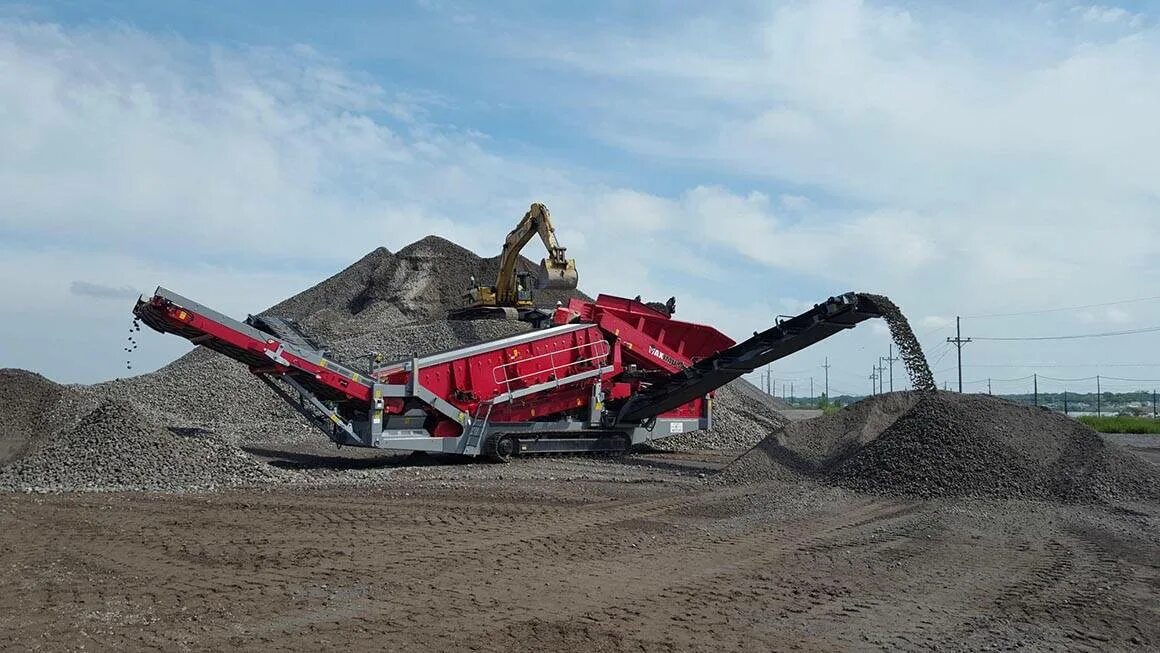 Грохот для щебня. 35 стн». Грохот для дробильного комплекса 2ykj1545. Полумобильный грохот трехдековый (колесный) s130-3dw. Мобильная дробилка для щебня сандвик.