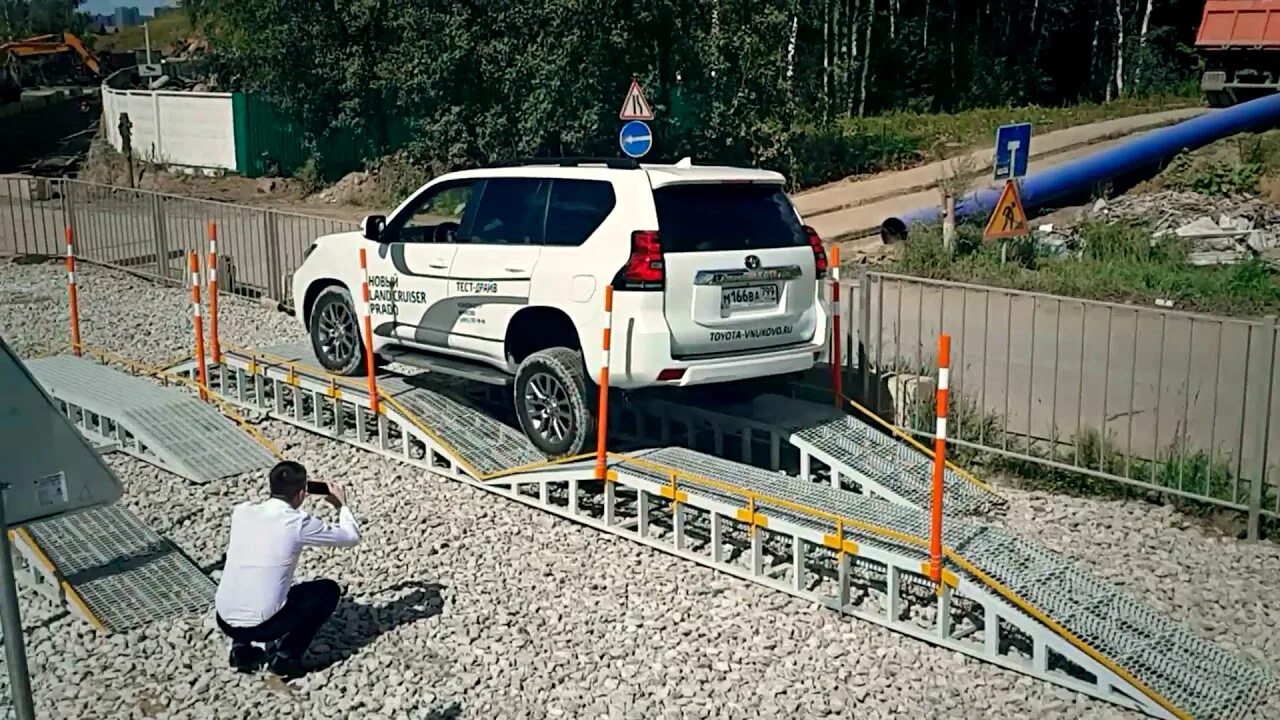 Препятствия для автомобиля. Вывешивание автомобиля. препятствия тест драйв. искусственное препятствие. диагональное вывешивание.