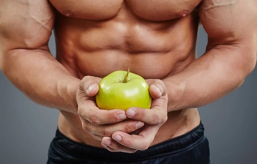 Яблоки для организма мужчины. Яблоко спортсмен. Фрукты спортсмены. Протягивает яблоко. Спортсмен ест яблоко.