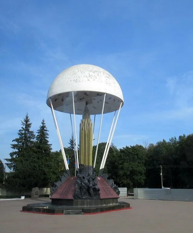 Памятник псковским десантникам в пскове. Вдв псков череха. Псков череха. Памятник 6 роте в пскове. Псков череха.