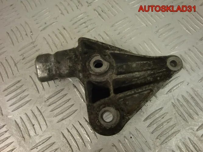 Кронштейн опоры двигателя ваз 2110. Двигатель передний кронштейн. Передний кронштейн опоры двигателя пассат б3. Кронштейн передней опоры двигателя матиз 0. Кронштейн двигателя тойота авенсис.