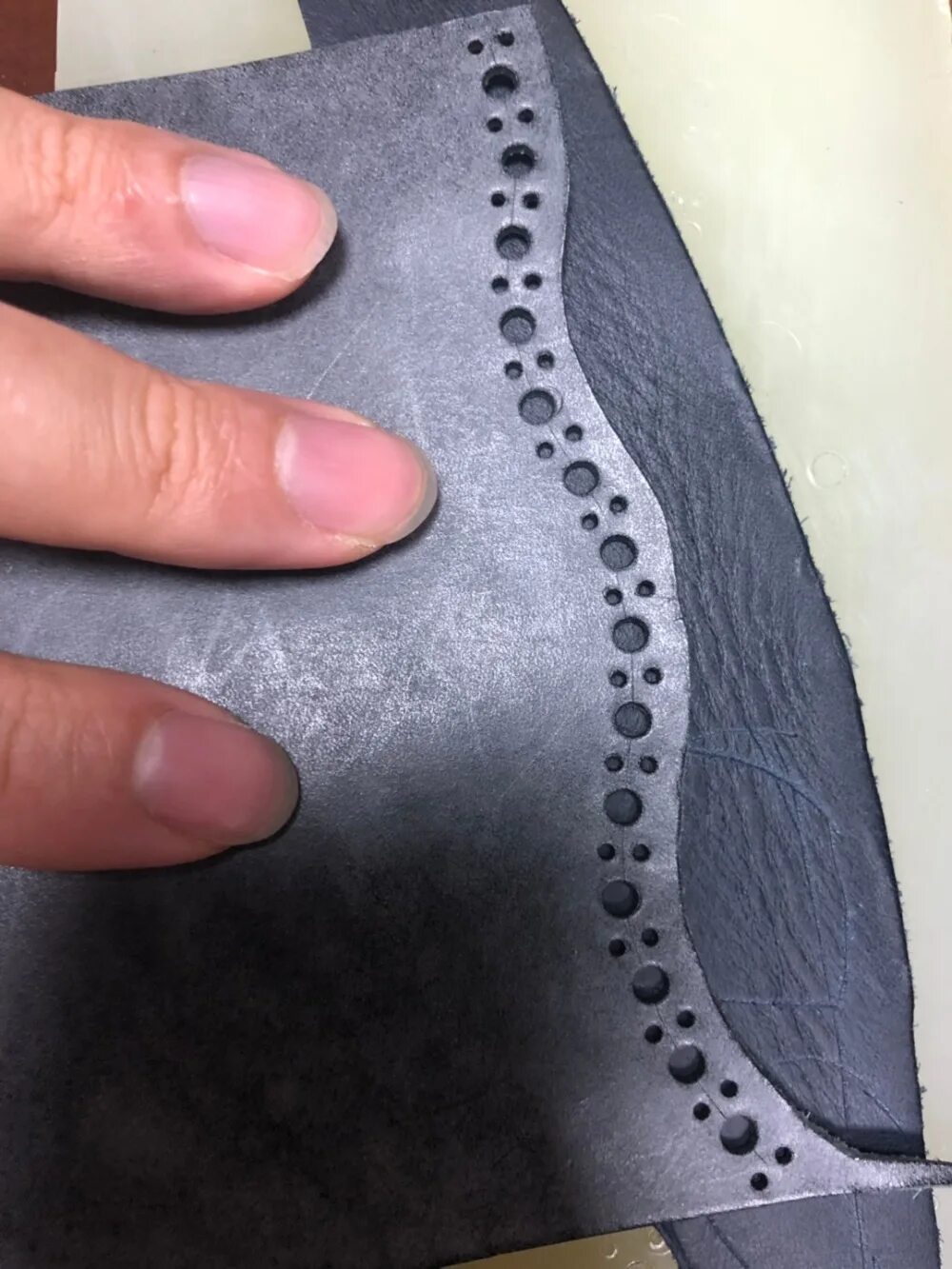 Огнестрельное ронения. Отверстия в кожаных изделиях. Трипофобия лотос желуди. Стена в дырочку. Тиснение на кожаных изделиях.