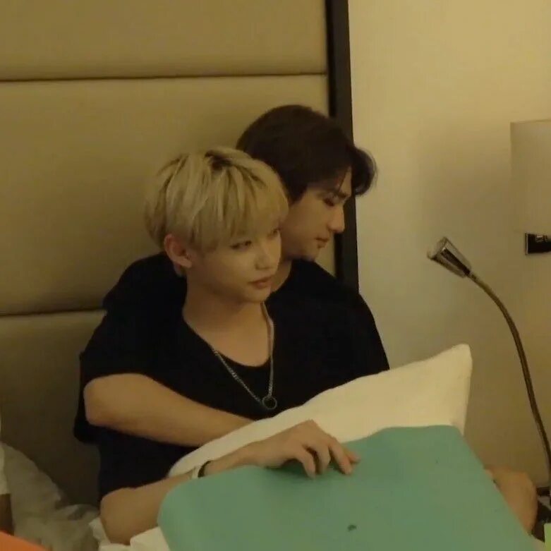 Stray kids thunderous felix. Минсоны stray kids эстетика. Stray kids “god's menu” official 'mv'. Чанбин мэниак. Группа stray kids thunderous.