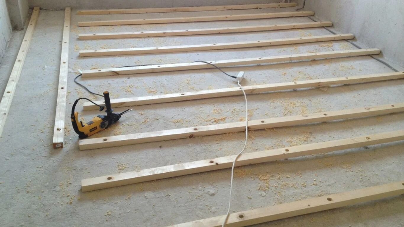 Пол по лагам 50х50. Инструмент для стяжки пола из шпунтованной доски. Укладка половой доски. Деревянный пол на лагах. Крепеж половых лаг к бетонному полу.