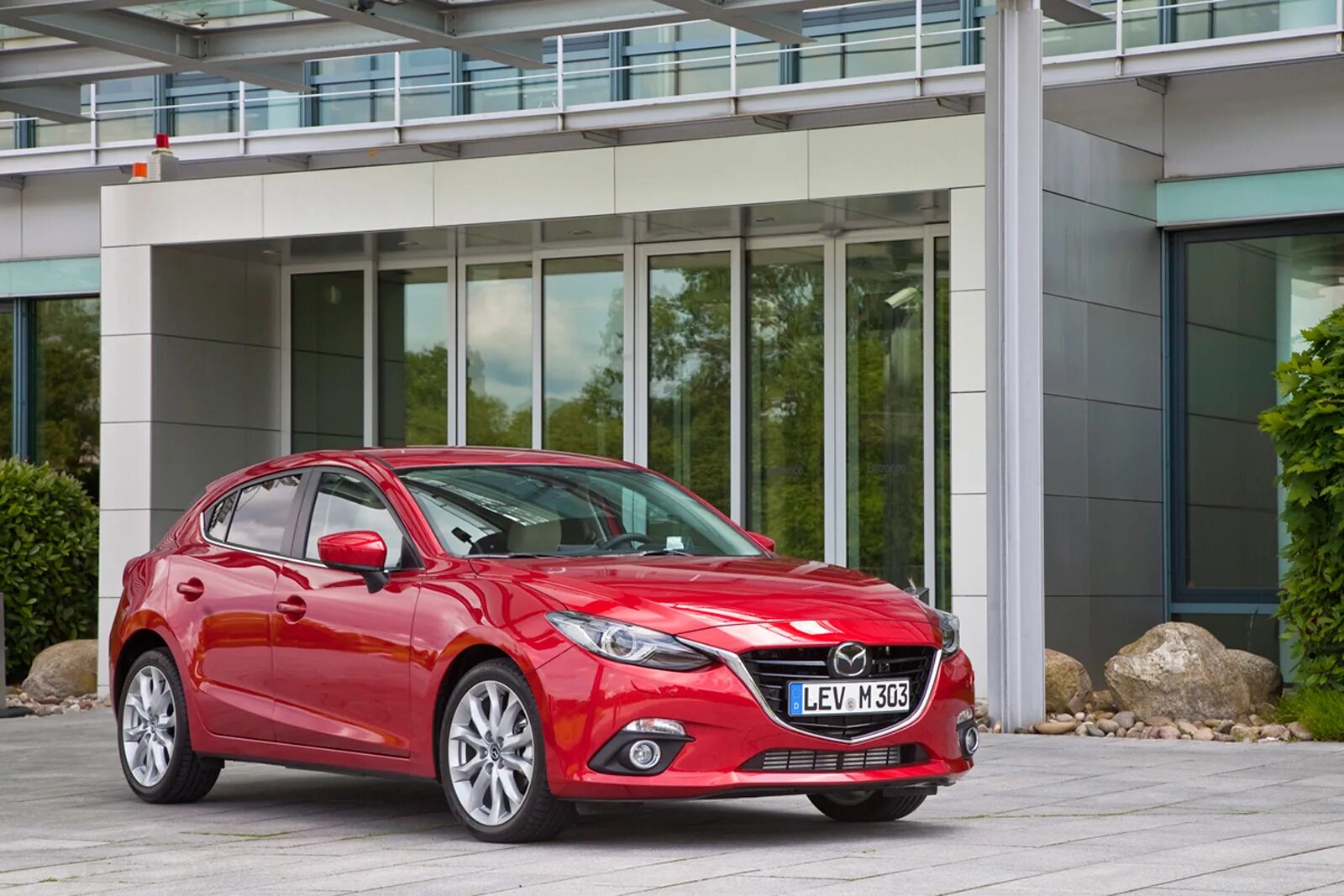 Mazda спб. Mazda 3 2013. Mazda 3 Hatchback 2013. Мазда 3 скайактив g. Mazda 3 2013 хэтчбек.