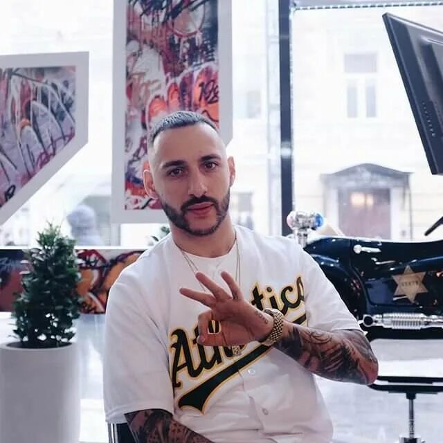 Тимати щелковский. Тимати щелковский. Барбершоп тимати 13 москва. Барбер тимати девушка. Салон тимати в москве красоты.