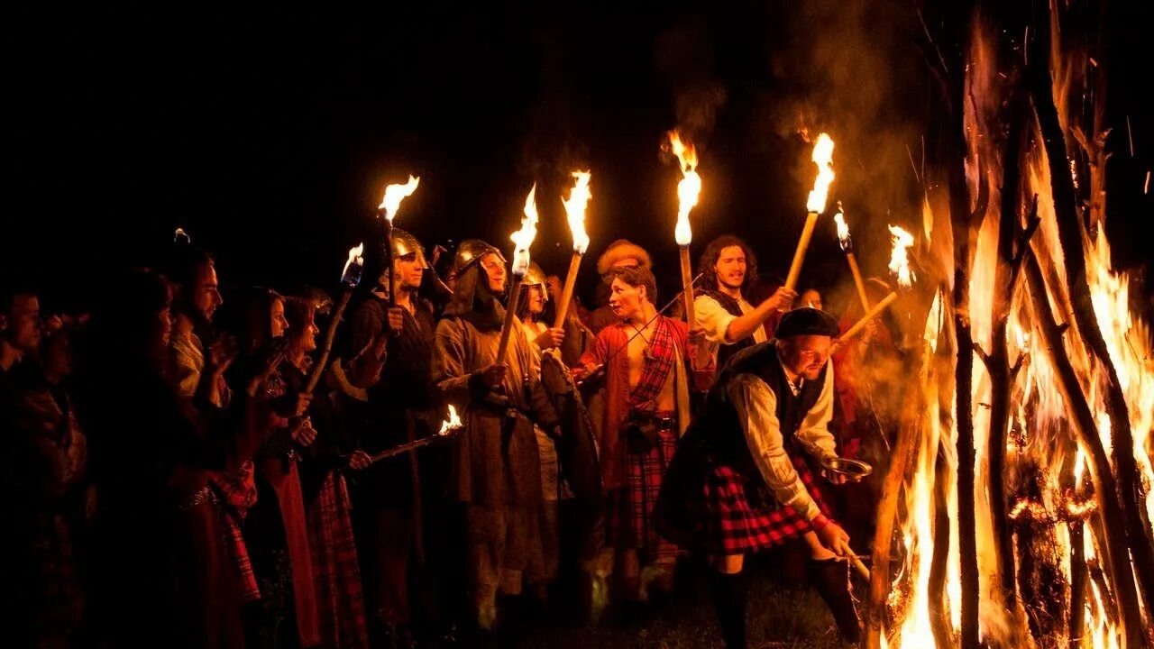 Вальпургиева ночь что делать. Самайн Кельтский праздник. Праздник Самайн у кельтов. Кельты Бельтайн. Кельты празднуют Самайн.