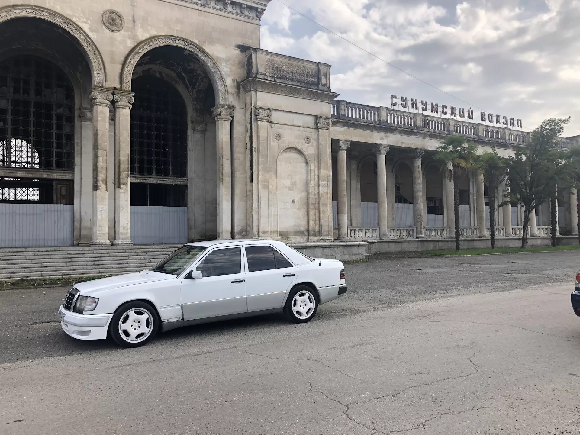 W124 Абхазия. Мерседес 124 Абхазия. Мерседес 124 на фоне Абхазии. Абхаз авто Мерседес 124.