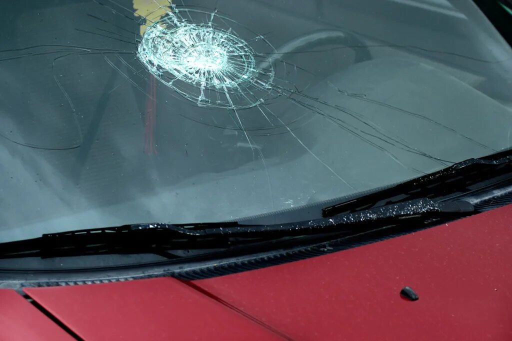 Поврежденное лобовое стекло. Трещина на лобовом стекле. Повреждения ветрового стекла автомобиля. Повреждения на ветровом стекле.