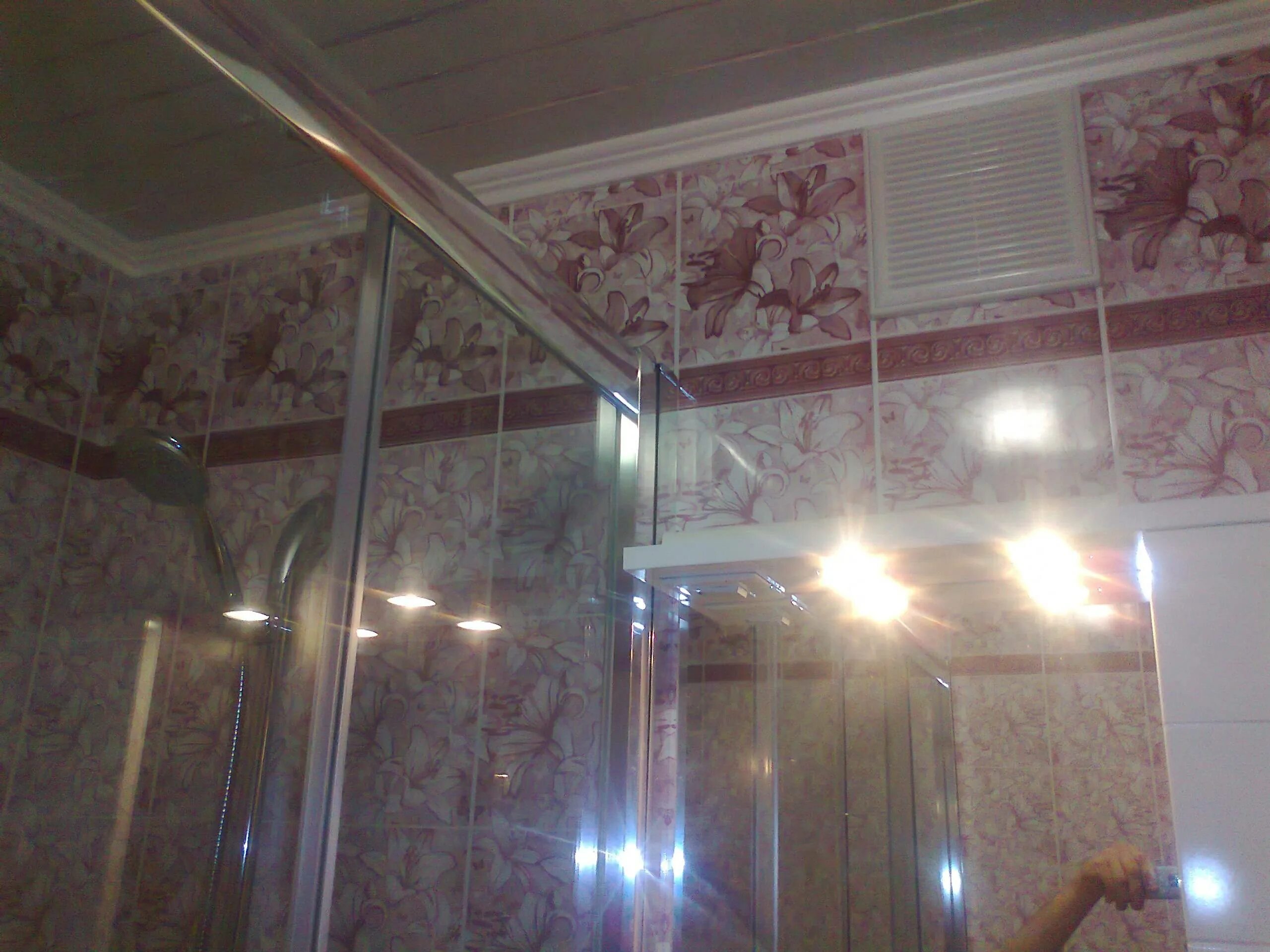 Отделка ванной панелями ПВХ. Потолок из панелей в ванной. Потолок в ванной панелями. Потолок в ванной из пластиковых панелей.