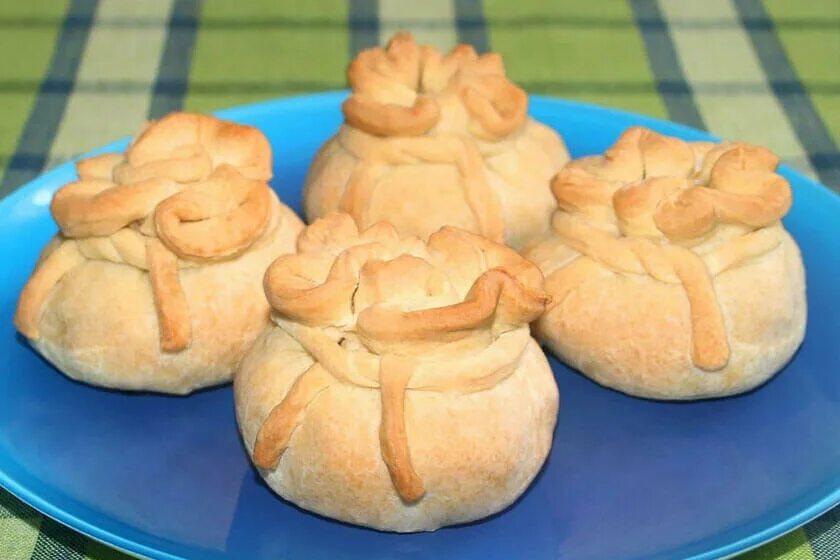 Слоеные мешочки с курицей. Мешочки из теста. мешочки из теста с начинкой. мешочки из слоеного теста. слоеные мешочки с начинкой.
