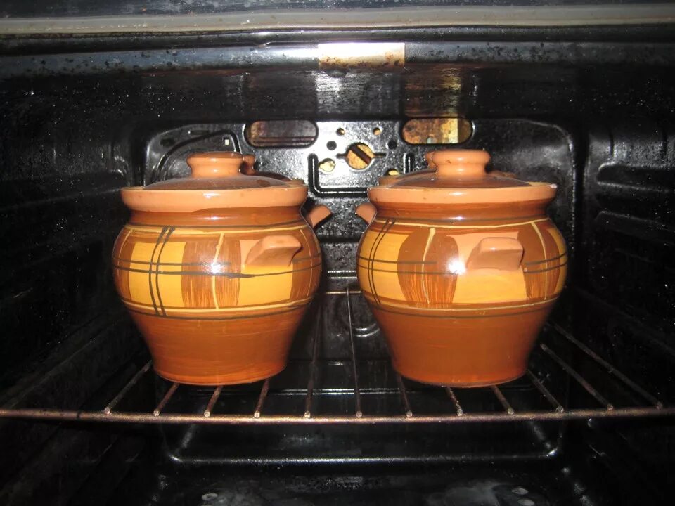 Подача блюд в горшочках в ресторане. Грузинские чанахи в горшочках. Горячие блюда в горшочках. Чанахи грузия. Горшочки ставить в холодную или горячую.