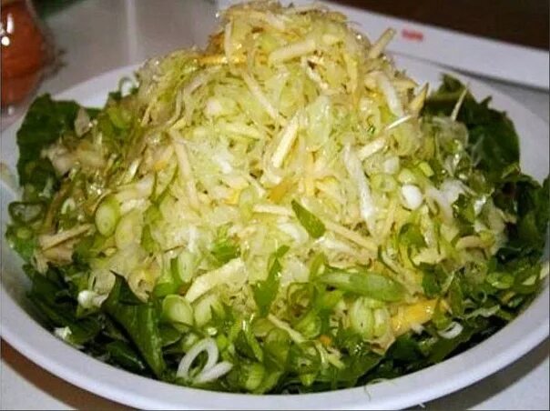 Салат из свежей капусты с чесноком. Салат из белокочанной капусты. Салат из свежей капусты чеснока и майонеза. Салат копченая капуста. Салат из капусты с майонезом.