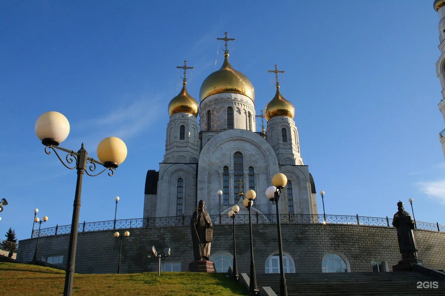 Стоит рядом с храмом
