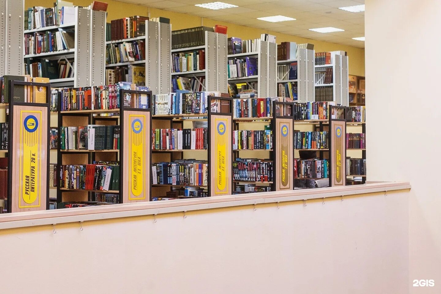Библиотека бардина 28. Г. Библиотека 28 екатеринбург. Библиотека екатеринбург. Читальный зал урфу.