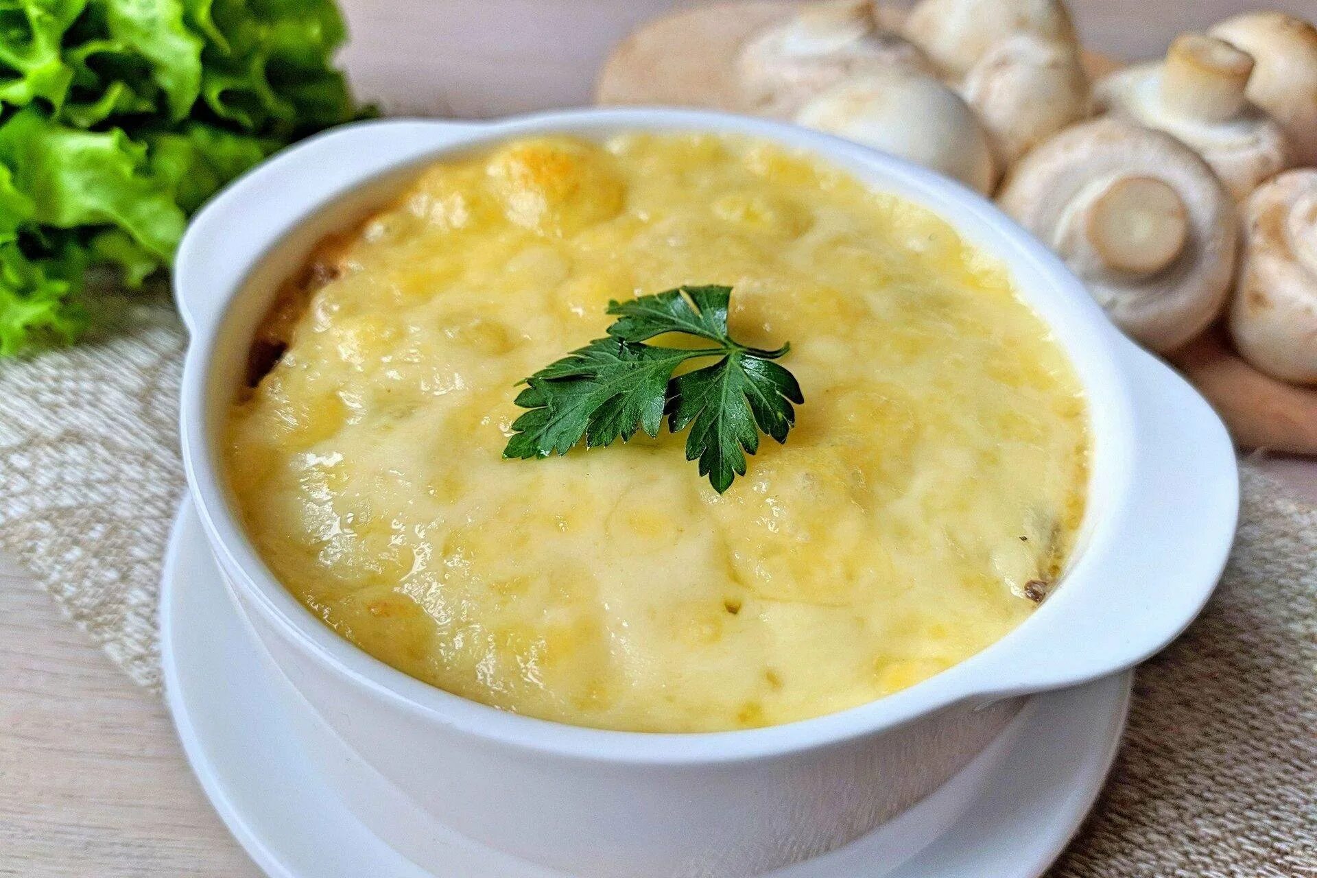 Жюльен из курицы с шампиньонами. Жульен с курицей и грибами в духовке в горшочках. Жюльен. Жульен с курицей и грибами в духовке в горшочках. Жульен классический.