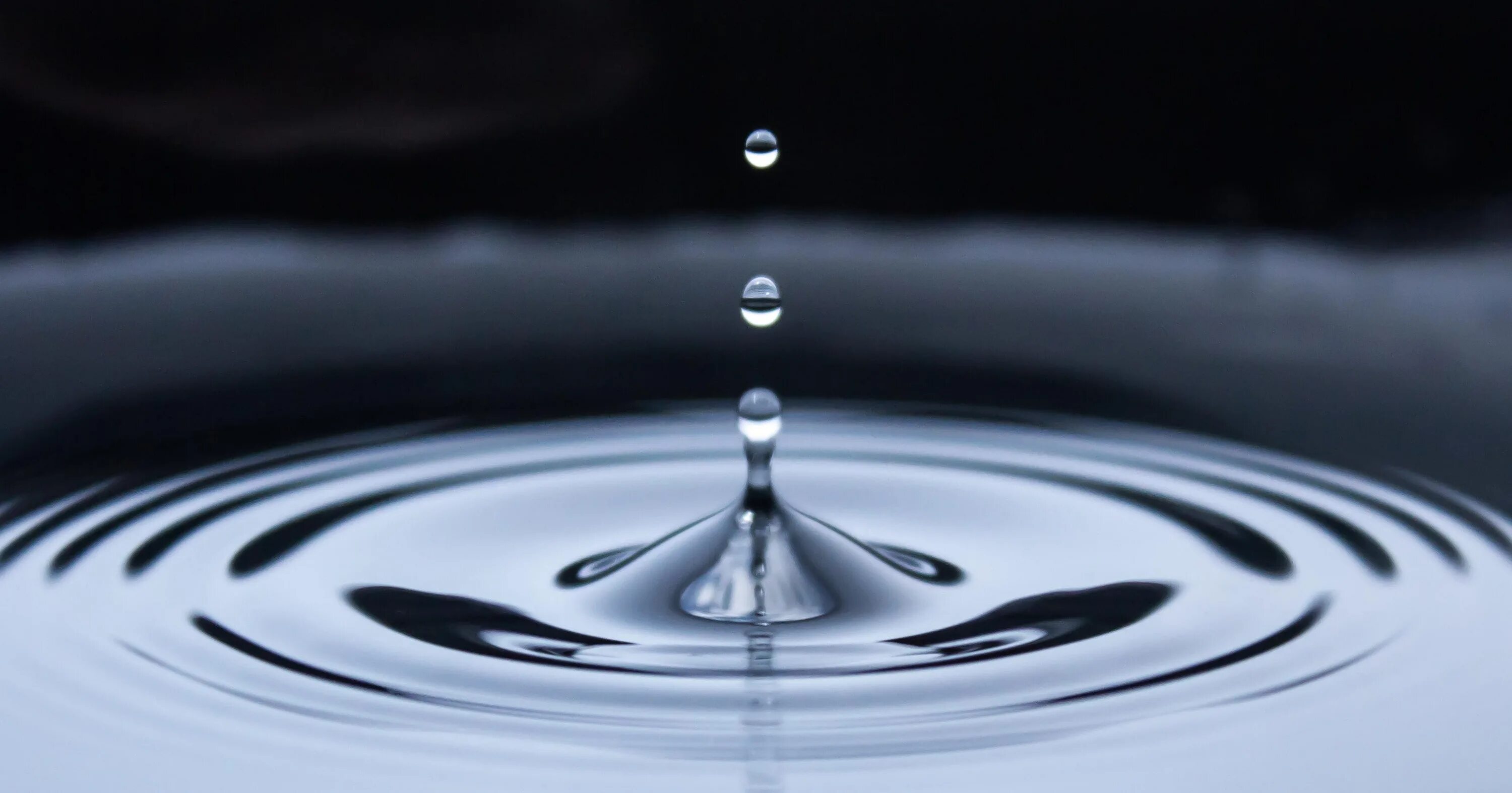 Капля падает в воду. Капля падает в воду. Капля падает в воду. Капелька воды. Капля воды.