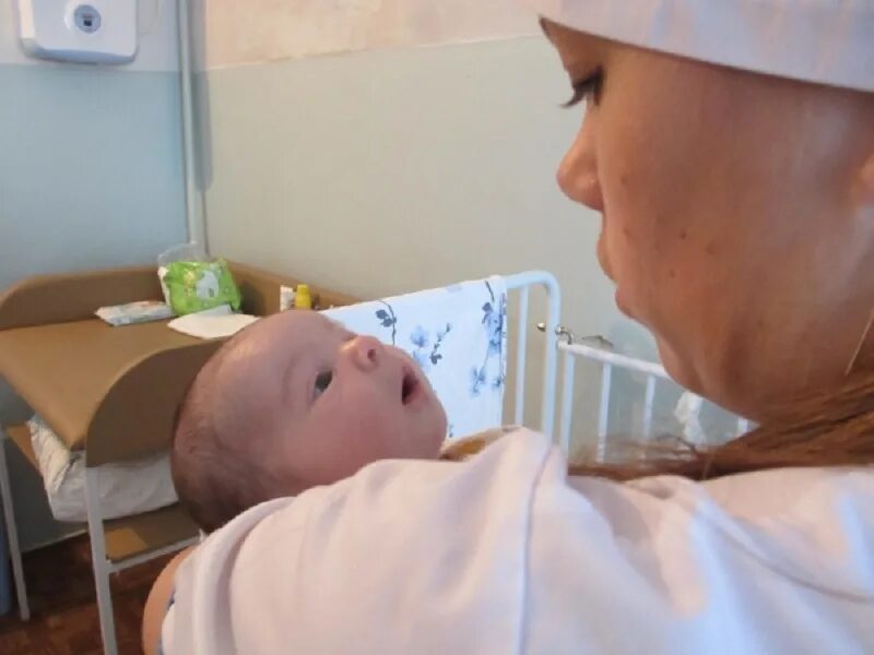 новорожденный отказник в роддоме. новорожденные в детских домах. брошенные дети в детском доме груднички. новорожденные отказники. брошенные новорожденные дети в роддоме.