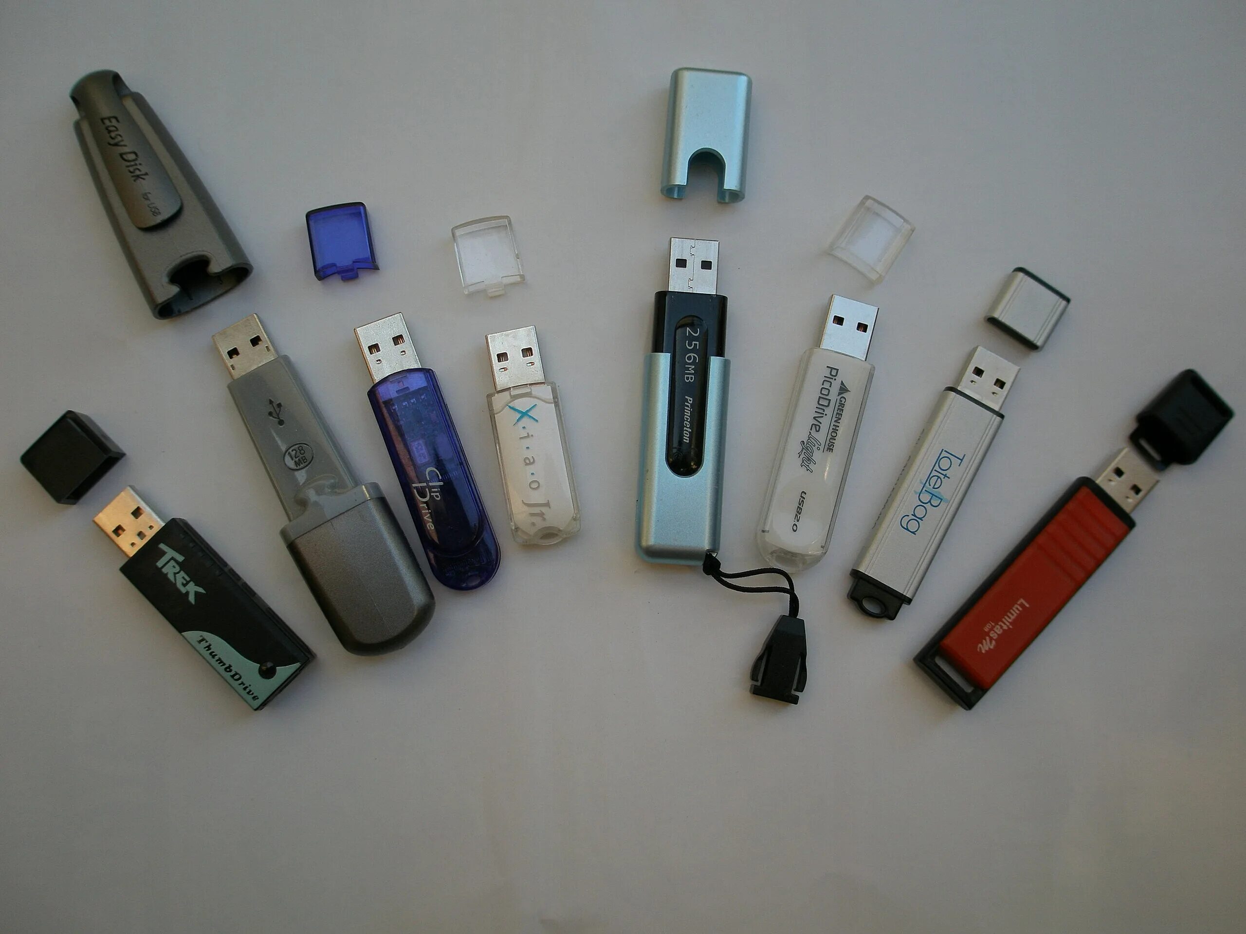Usb device 15 second. Usb флешка mass storage device. generic flash disk флешка. st-338m флешка. старинная флешка iru 32 мб.