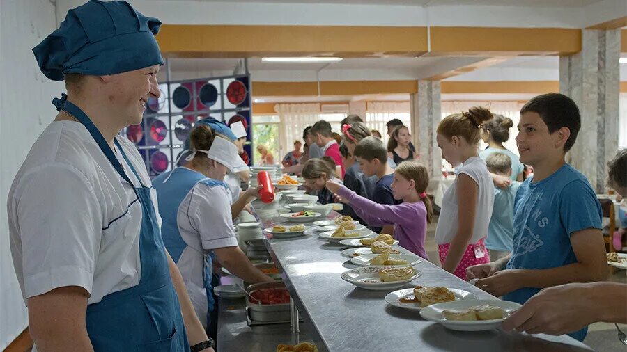 Сотрудники мчс в детском лагере. Детский лагерь сток. Дети работников лагерь. Дети работников лагерь. Детские летние лагеря.