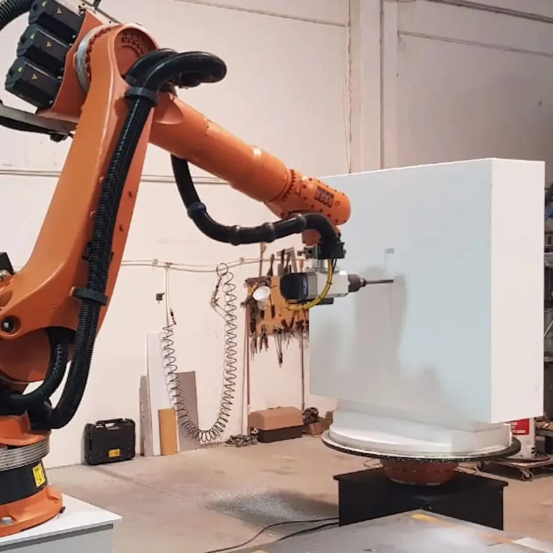 Робот 6 осей. Чпу фрезерный робот kuka. kuka фрезеровка роботизированная. фрезеровка промышленным роботом. изготовляемыпромышленные роботы для фрезерования.