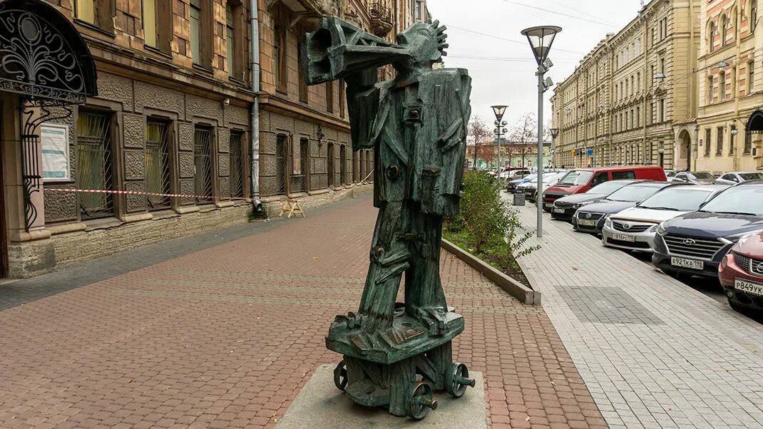 Какие скульптуры в санкт петербурге. Скульптура на улице правды в санкт-петербурге. памятник на ул рубинштейна в питере. скульптура на набережной фонтанки а спб. памятник на улице правды.