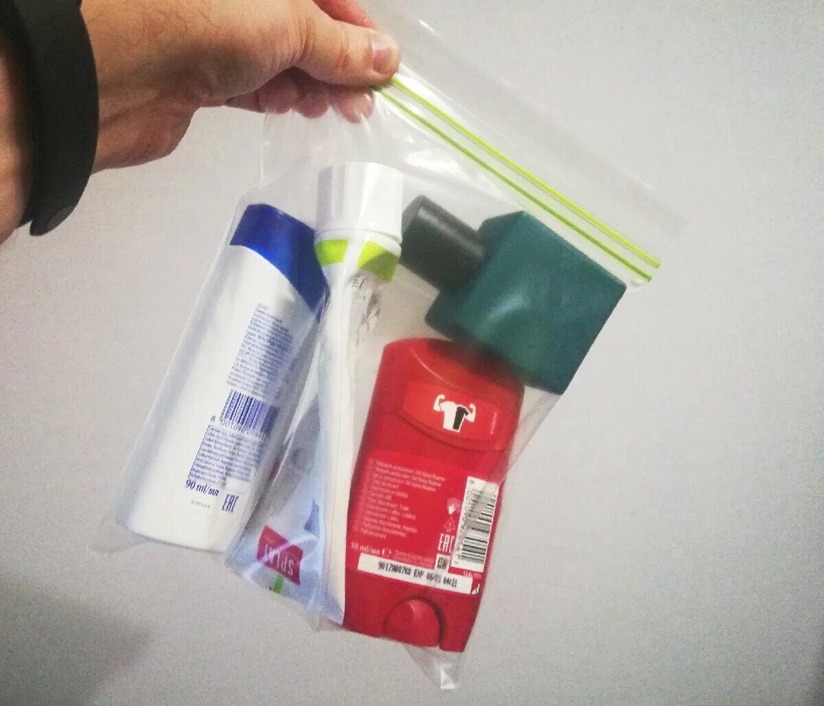 Пакет для жидкостей в ручной клади. Пластиковый пакет для перевозки жидкостей в самолете. ЗИП пакет для жидкостей в ручной клади. Прозрачные пакетики для ручной клади. Можно ли брать в самолет крема