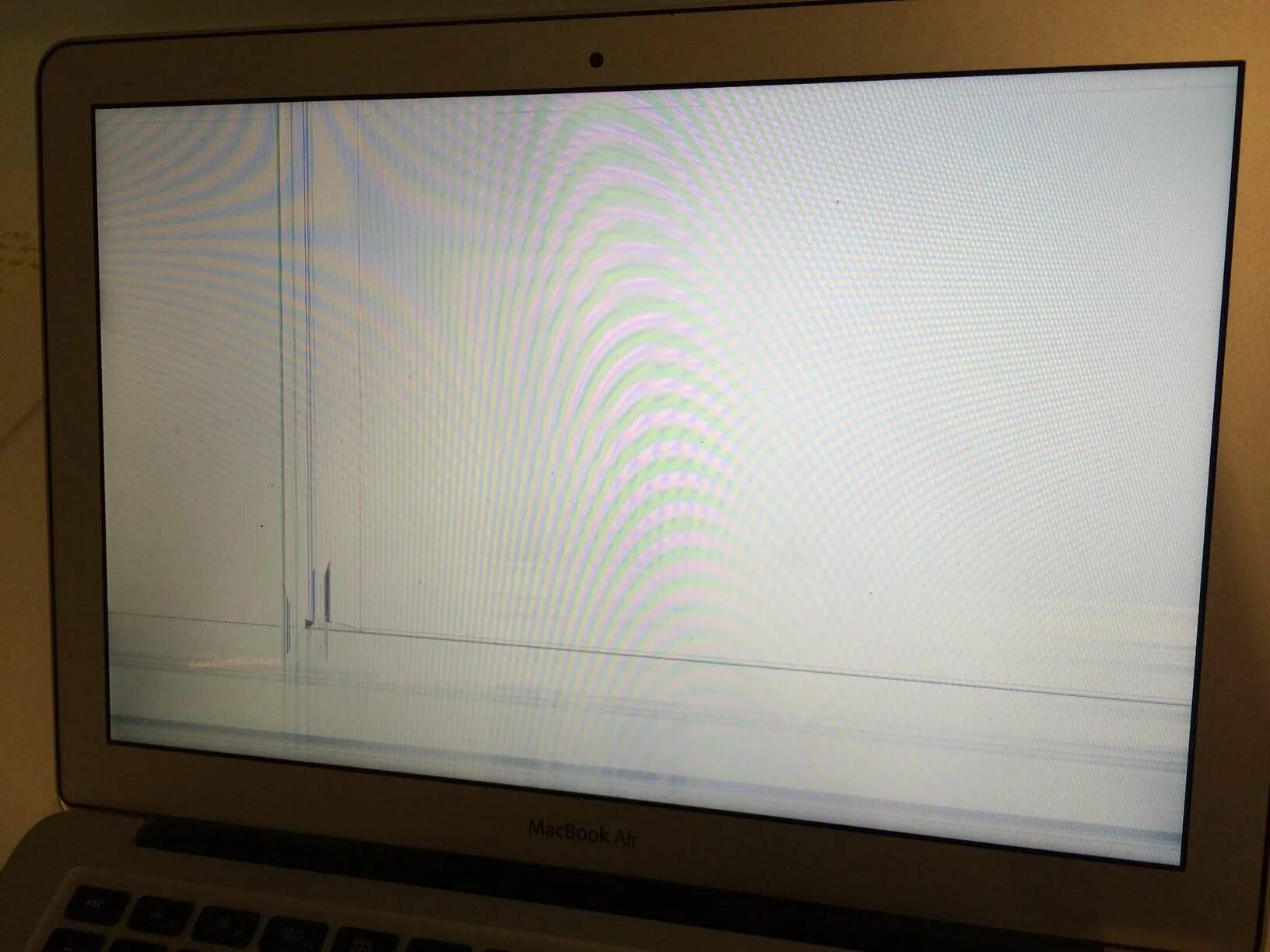 Белый экран на ноуте. Macbook air 2011 полосит дисплей. белая полоска на мониторе. полосы на экране макбука. белая полоска на экране ноутбука.