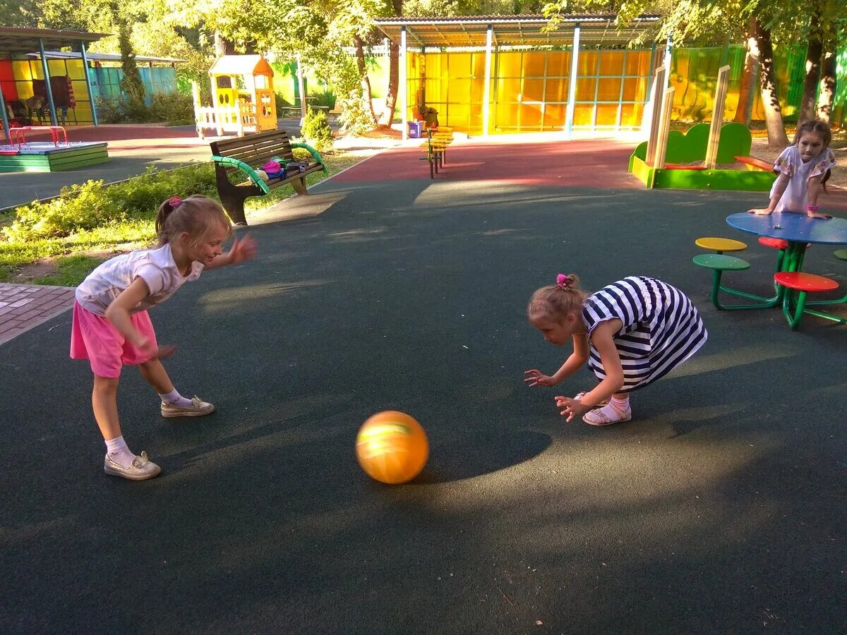 Игра с мячом на детской площадке. Игры для детей на улице. Интересные уличные игры для детей. Площадка для игр на свежем воздухе.