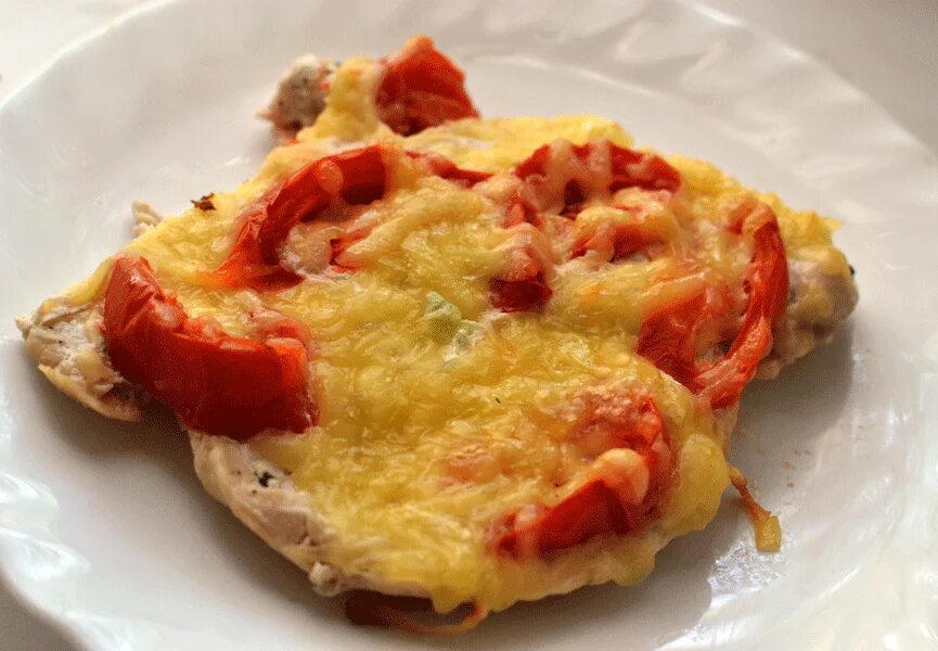 Курица под сыром и помидорами в духовке. Куриная грудка под сыром с помидорами. курица запеченная с сыром. курица с помидорами и сыром. курица с помидорами и сыром в духовке.
