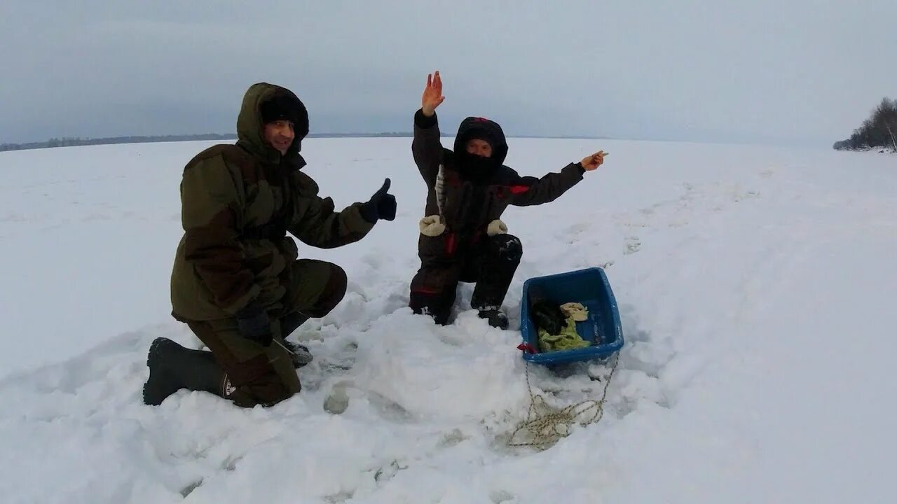Рыбы зимой. Снасти для ловли на безмотылку зимой. Зимняя рыбалка на сазана. Покажи зимнюю рыбалку. Зимняя рыбалка на маленькой речке.