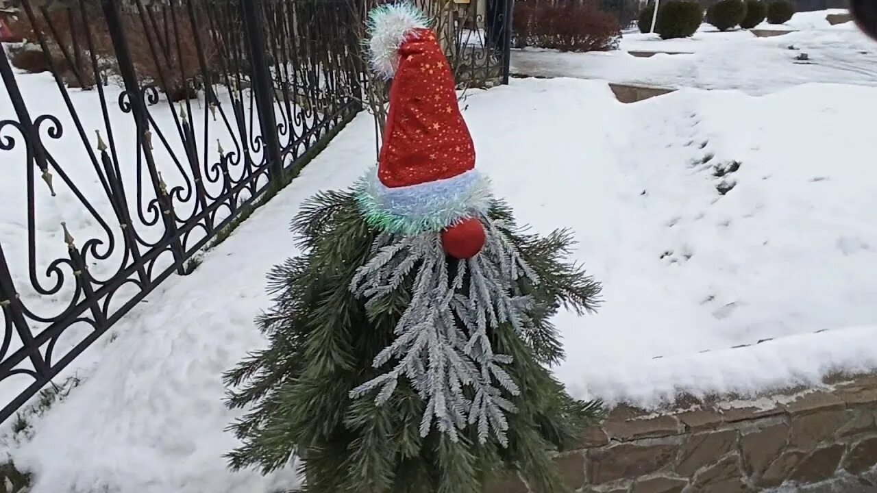 Гномики из еловых веток своими руками. Гном из еловых веток на улице. гном из веток. гном из лапника своими руками. новогодний гномик из сосны.