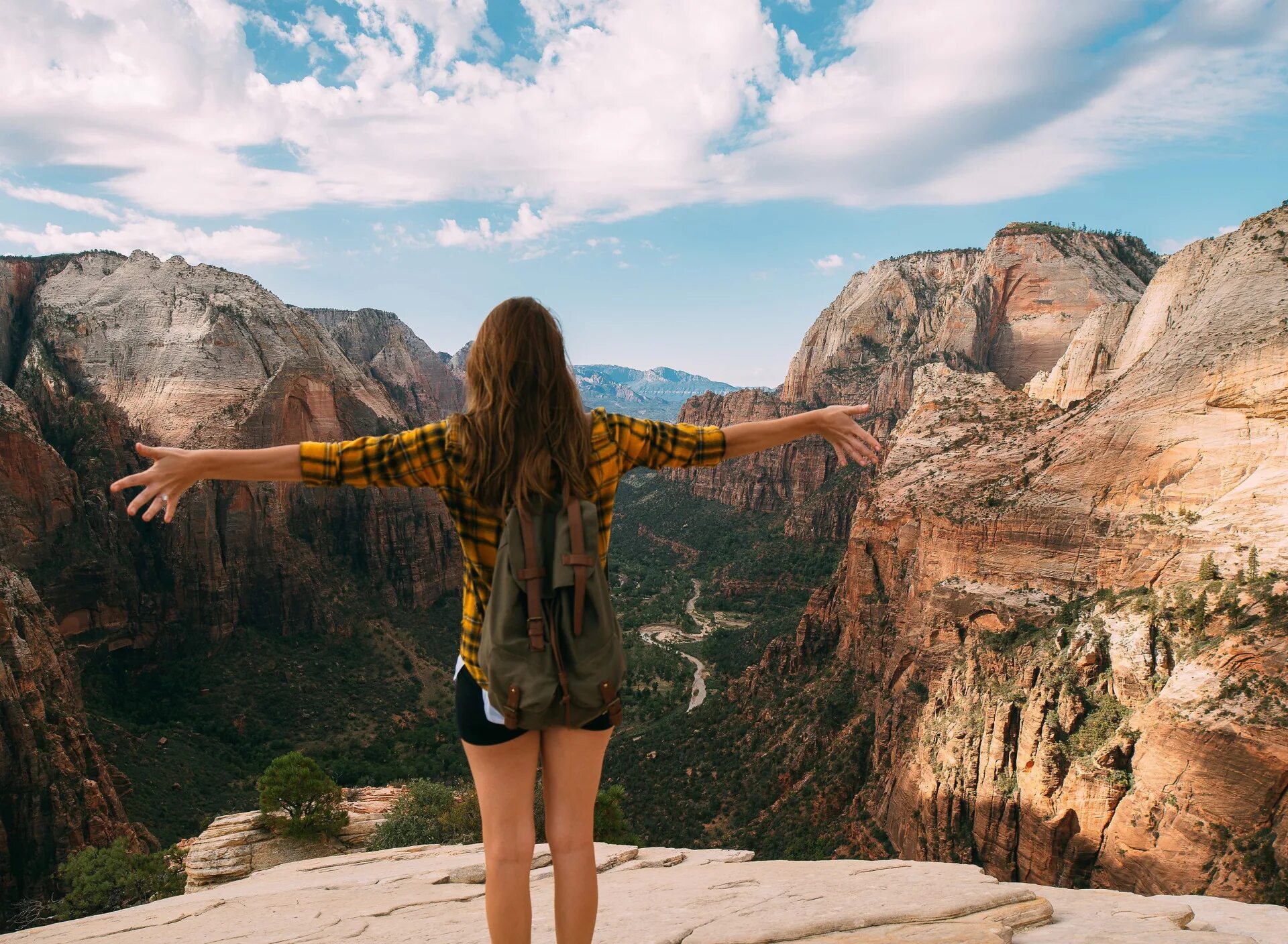 Красивая девушка в горах. Красивая девушка в горах. Девичье горе. Девушка в горах. Одиночество девушка.