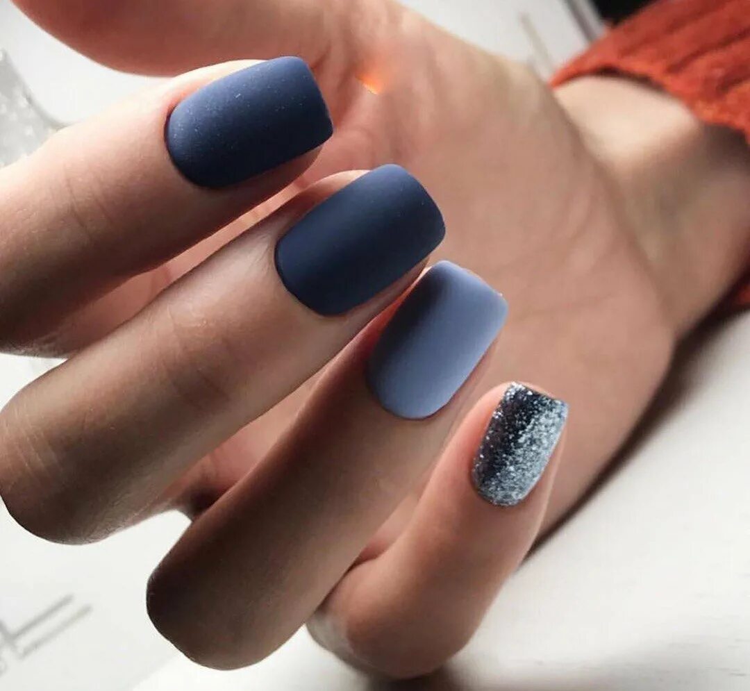 Серо голубой матовый. Голубые матовые ногти. Голубые ногти однотонные. Матовый маникюр. Серый миндальный маникюр.