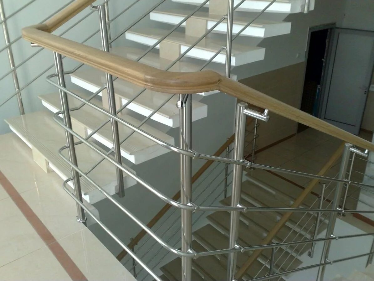 Перила из стали aisi 304. Перила нержавейка. Поручни из нержавейки для лестницы. Дом перил нержавейка. Ограждения из нержавейки для лестниц.