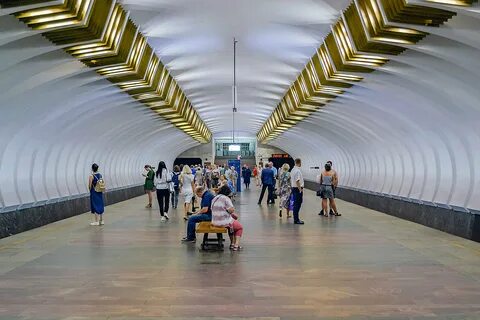 Станция метро ленино