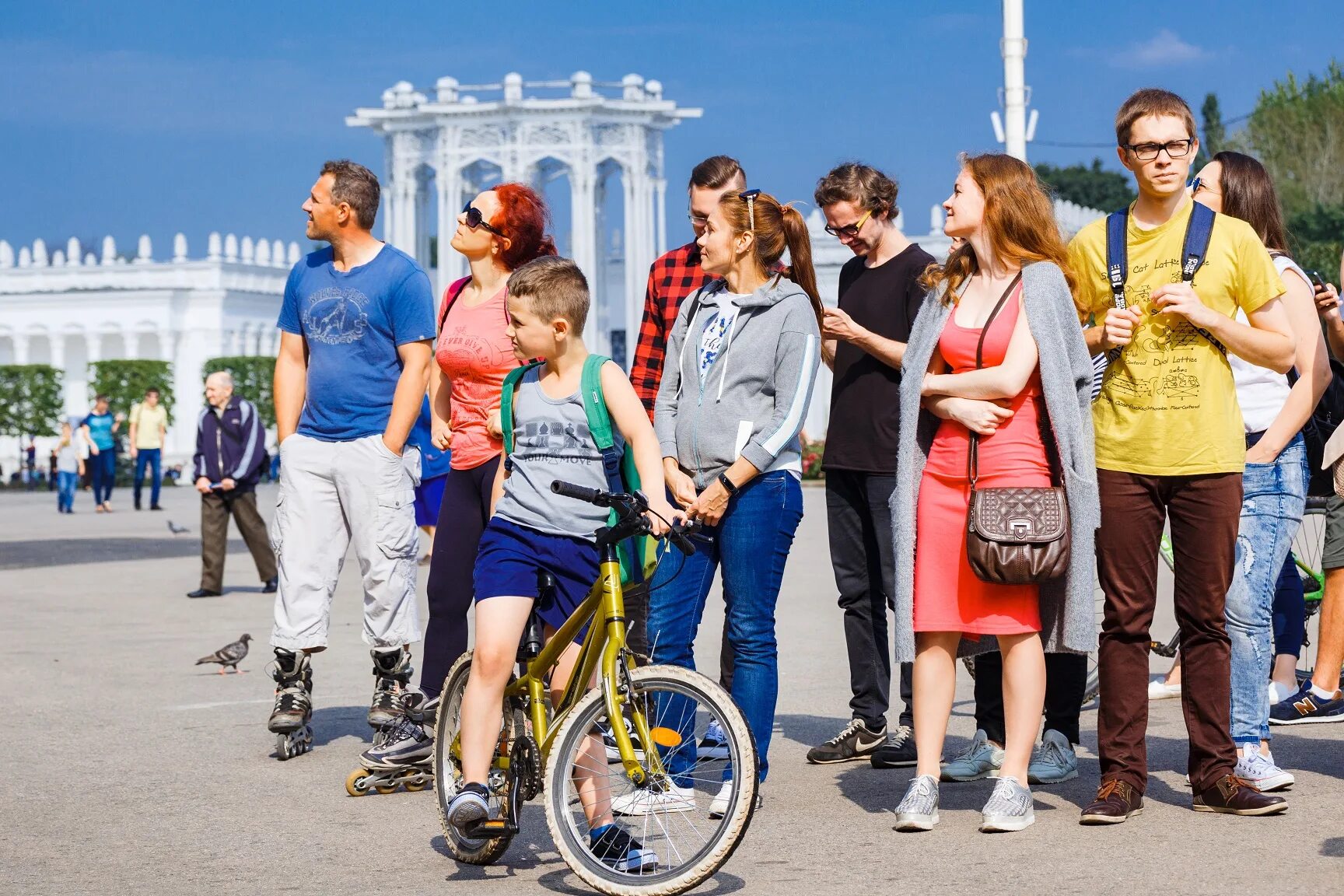 Открыли год семьи в городе. Семей город. Семья на ВДНХ. ВДНХ прогулка с детьми. Семья на прогулке по городу.