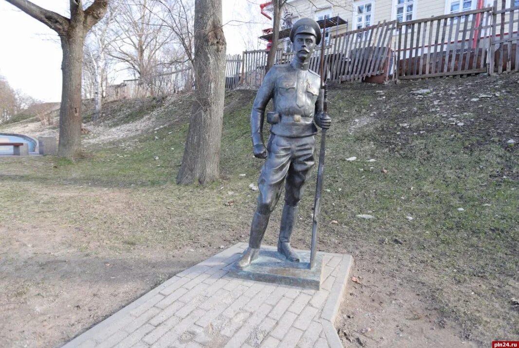 В сша сносят памятники колумбу. Памятник милиционеру. Ломать памятники. Памятник христофору колумбу снесли. Памятники колумбу сносят.