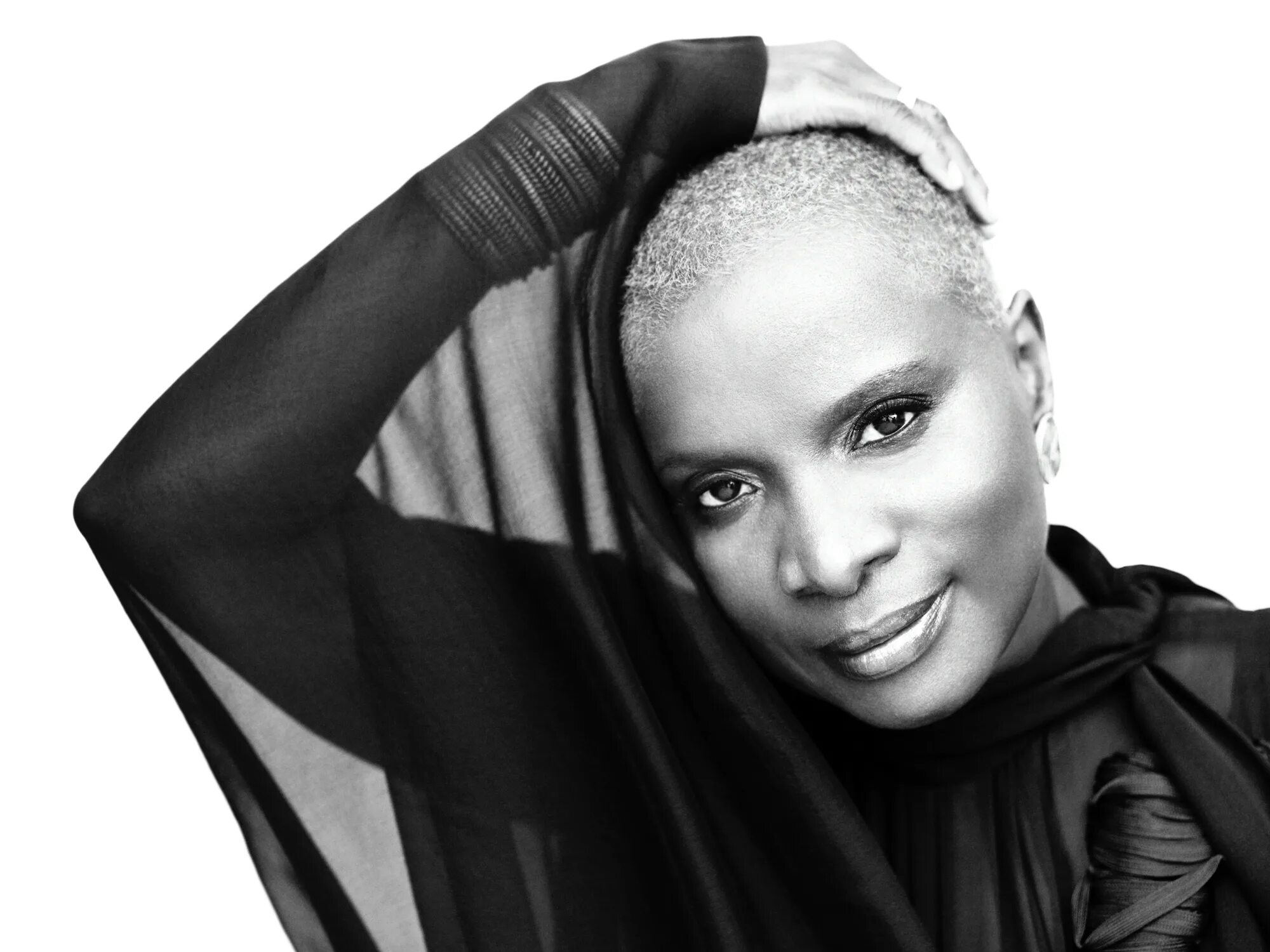 Негритянка короткая стрижка. Angelique Kidjo. Лысая Афроамериканская певица. Афроамериканская певица 90. Чернокожая лысая певица 2000.