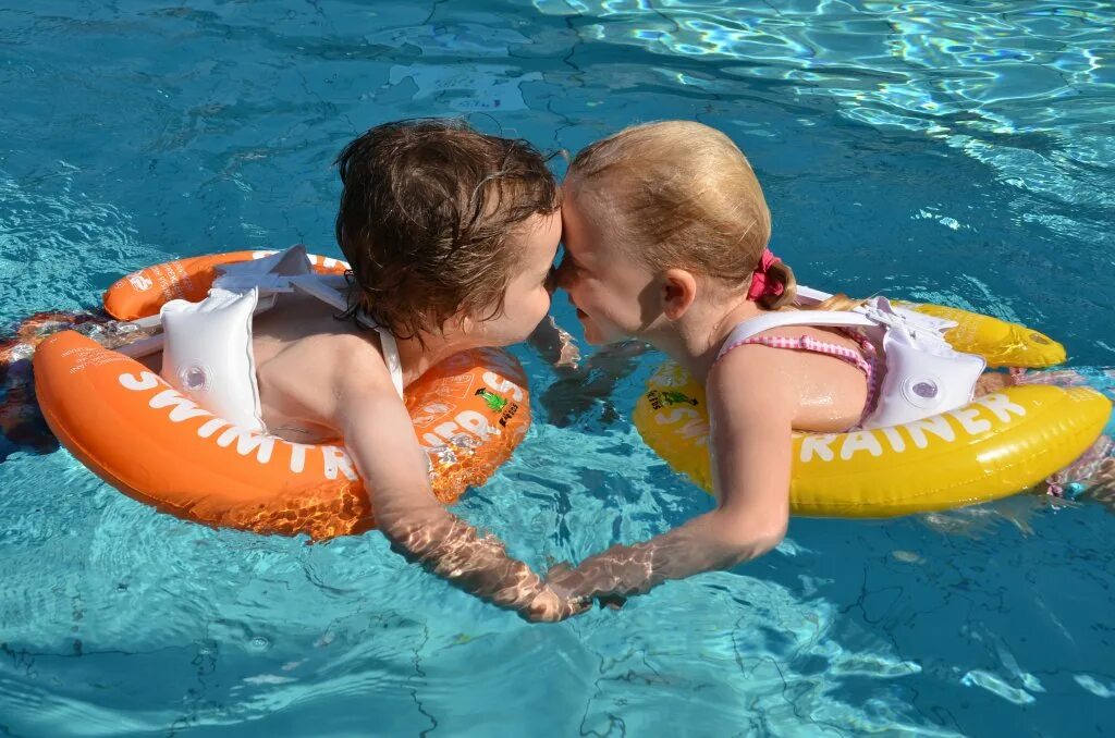 Искупаться в океане. Лучшие моря для купания. Чистое море. Надувной круг с навесом. Снорклинг на мальдивах.