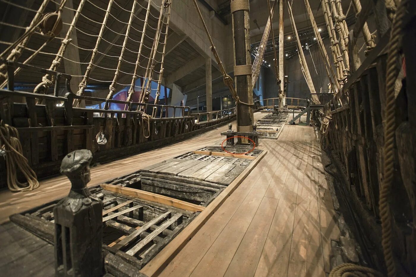 Определить палуба. Галеон vasa. Корабль Васа каюта капитана. HMS Victory трюм. Корабль Галеон палуба.